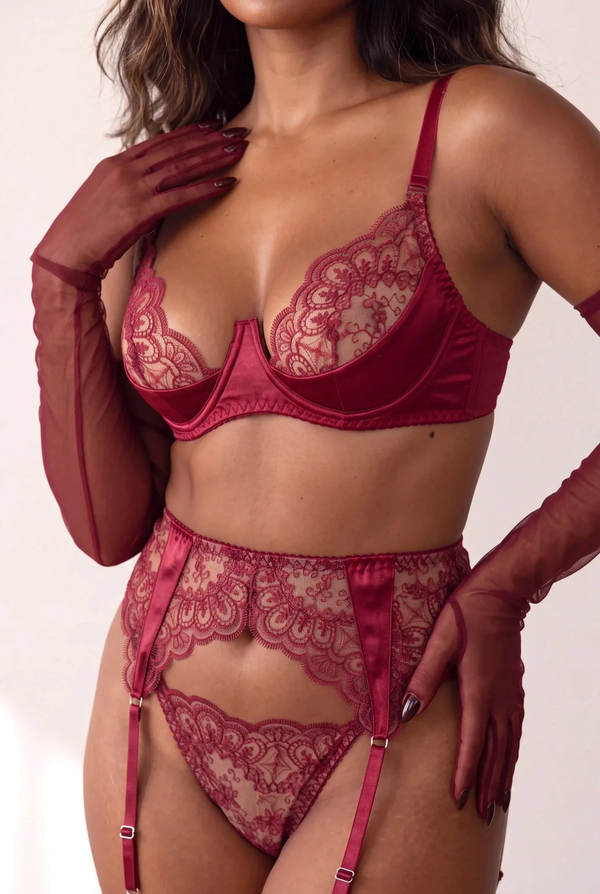 Ensemble lingerie trois pièces avec gants - Margo Bordeaux